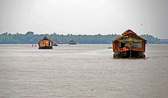 rainy lake houseboats